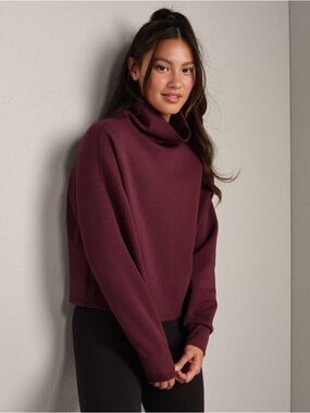 RHÔNE DreamGlow® Mock Neck
Exclusive DreamGlow®  empowered softness Athletic Top